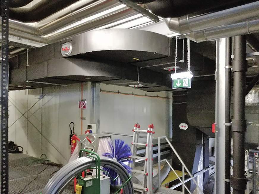 Vor der Abdichtung der Leckagen mit dem Aeroseal-Verfahren wurde der Lüftungskanal mit Reinigungssystemen von Lifa Air von Verunreinigungen befreit.