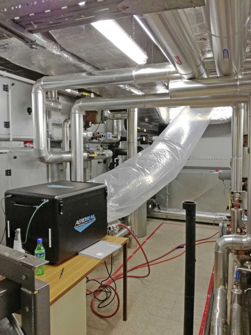 Aus der „Black Box“ erfolgt die Einleitung des feinst zerstäubten Dichtstoffs in die abzudichtenden Lüftungskanäle.