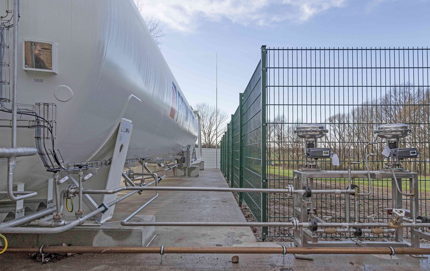 Autarke Energiequelle: Der Spezialtank zur Lagerung von tiefkaltem LNG (-149 Grad Celsius) ist vakuumisoliert und verfügt über eine Doppelwandausführung. Auf diese Weise wird einem sogenannten Boil-off-Prozess vorgebeugt, bei dem bereits eine geringe Wärmezufuhr zur Verdampfung und damit zu einer unerwünschten Regasifizierung innerhalb des Tanks führt.