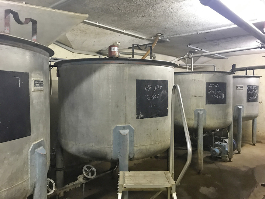 In diesen Behältern im Untergeschoss wird der flüssige Tabak gelagert.