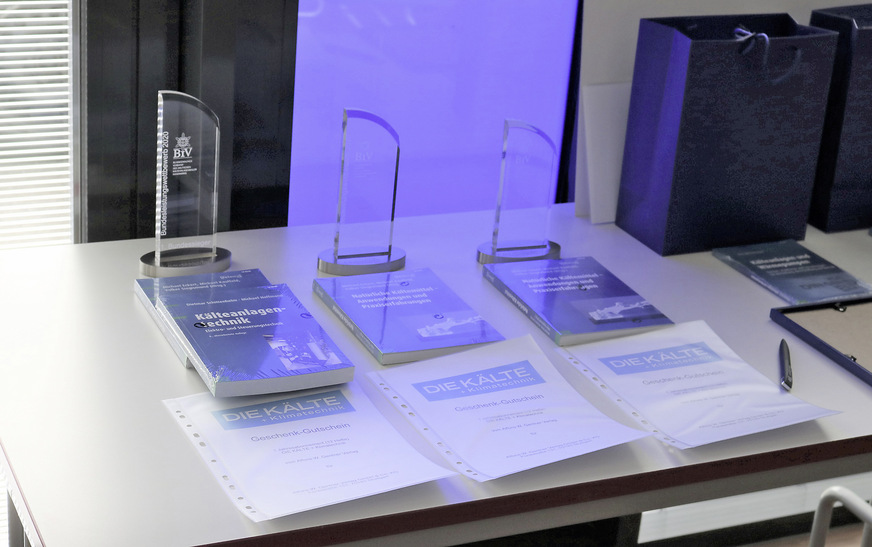 Die Siegerpokale mit dem Jahres-Abo der KK für die ersten drei Gewinner.