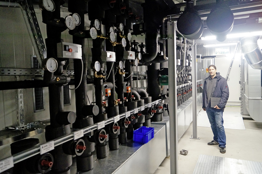 Dipl.-Ing. Philipp Löfflat, Technischer Leiter des federführenden Ingenieurbüros, vor dem Verteilerbalken im Werk 2