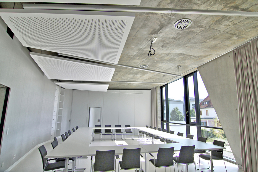 Wie hier beim Gymnasium Grimmelshausen in Gelnhausen sind mit dem System Concretcool glatte Deckenansichten möglich, wobei die Luftauslässe flächenbündig in die Betondecken integriert sind.