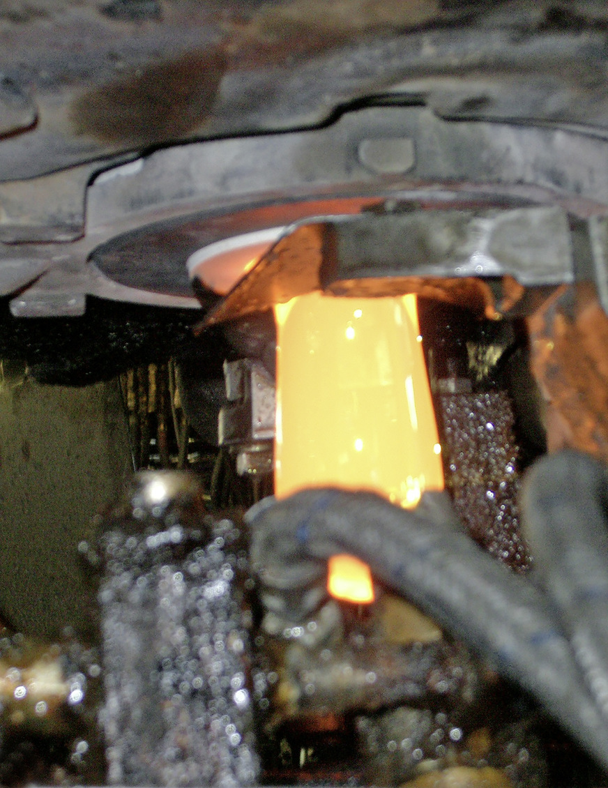 Der Glastropfen nimmt Form an.