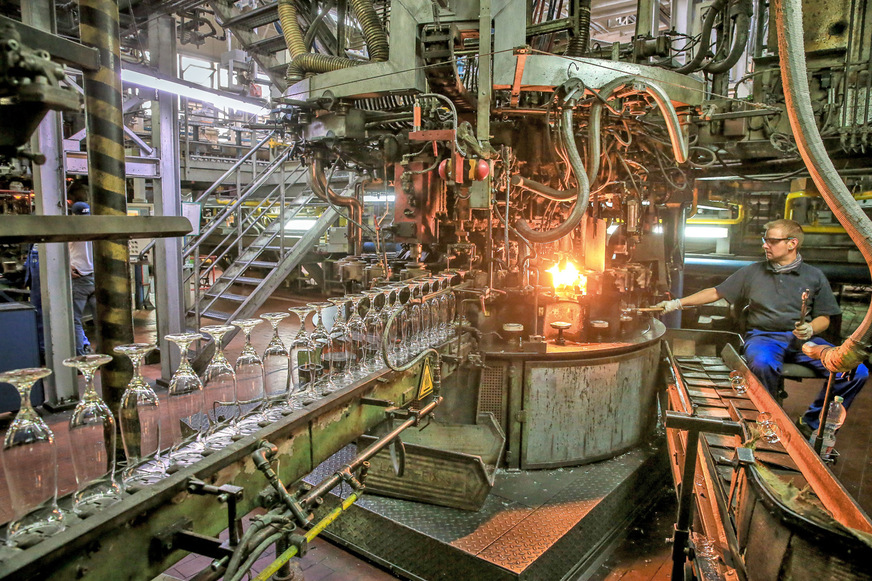 Einer der zahlreichen Arbeitsschritte bei der Trinkglasherstellung