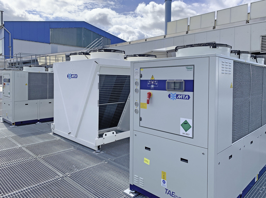 MTA-Kaltwassersätze TAEevo Tech und Freikühlmodul RWD 163 auf einer 10 Meter hoher Stahlbaukonstruktion für optimale Luftzirkulation