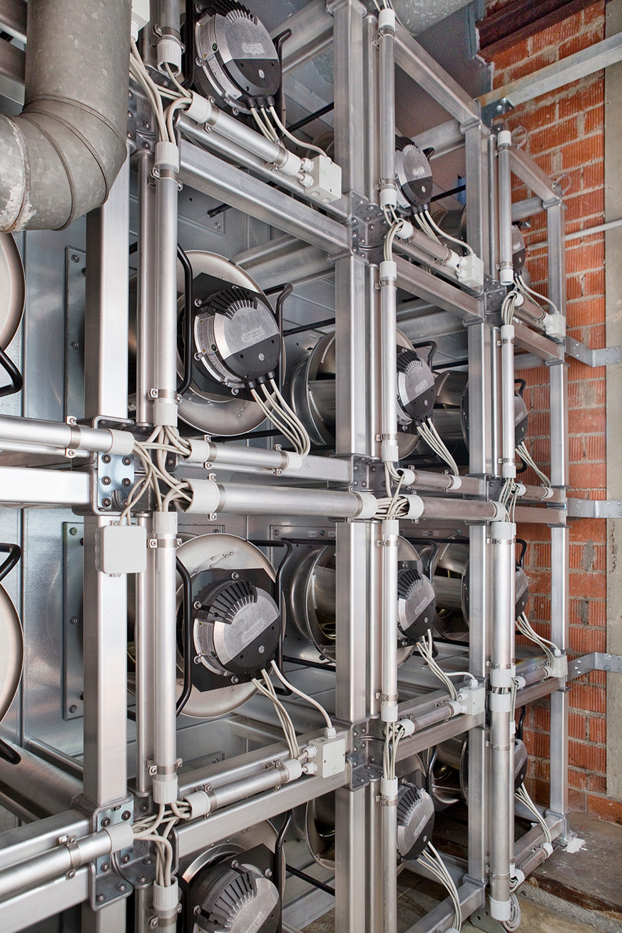 Ein FanGrid mit 16 Radialventilatoren von ebm-papst ersetzt den defekten alten Ventilator in der zentralen Lüftungsanlage des Shoppingcenters in Neckarsulm bei Heilbronn.