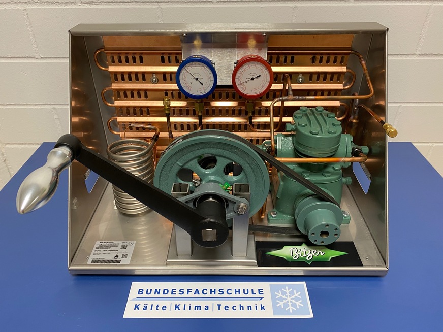 Die Kurbelkältemaschine ist schon da. Fehlt nur noch der Nachwuchsanhänger ;-)