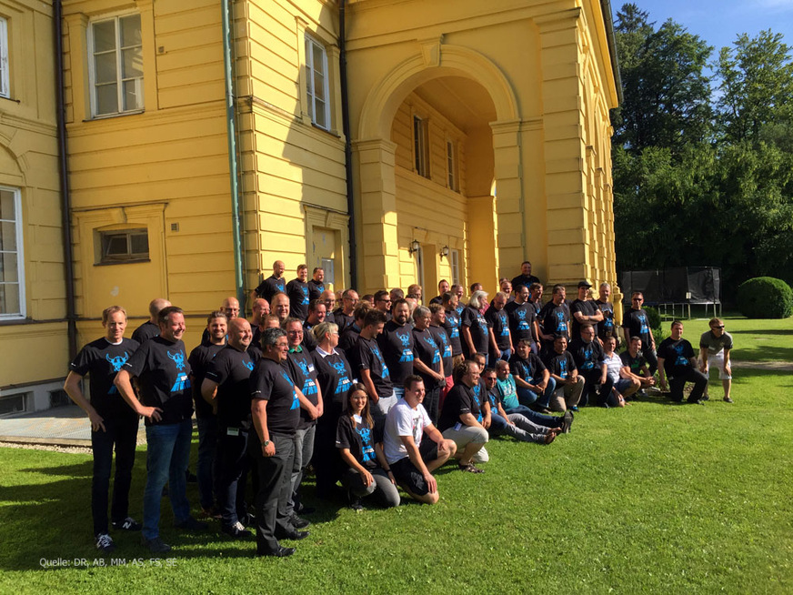 Für ein Gruppenfoto rumstehen