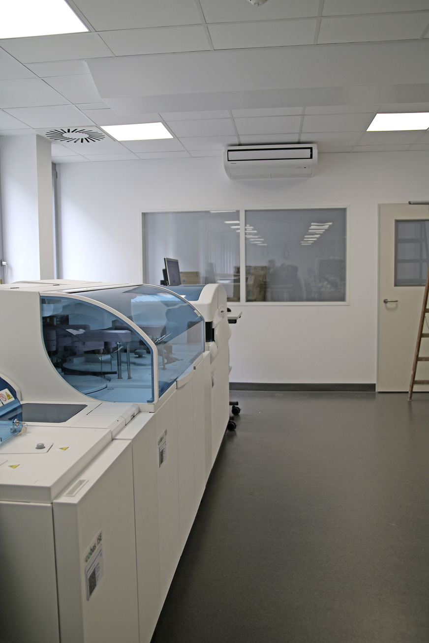 Viele Labore benötigen über die Lüftung hinaus noch zusätzliche Kühlleistung. Die Festlegung erfolgt auf Basis der jeweiligen Bestückung der Räume mit den erforderlichen Labor-Geräten und Automaten.