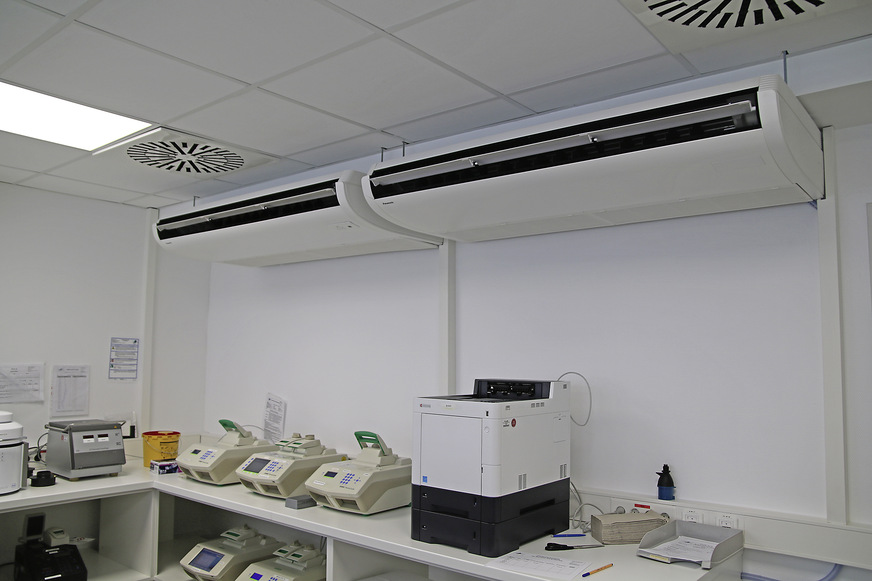 Sämtliche Technik-Räume, wie EDV, USV sowie Aufzugs-USV-Raum, wurden mit jeweils zwei 10 kW Unterdeckengeräten ausgestattet.