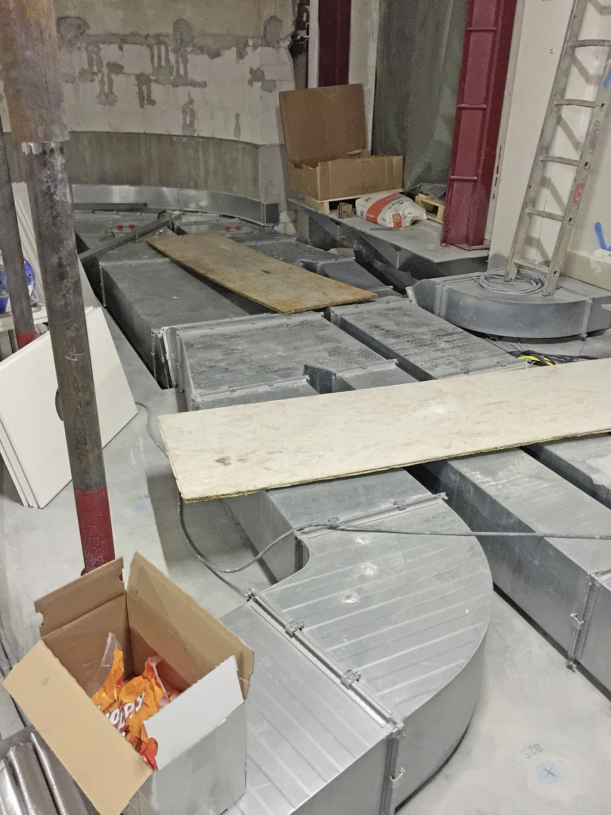 Wenn Lüftungsbauteile während der ﻿Bauarbeiten begangen und dabei auch noch schwere Lasten transportiert werden, sind Verformungen und damit Undichtigkeiten vorprogrammiert.