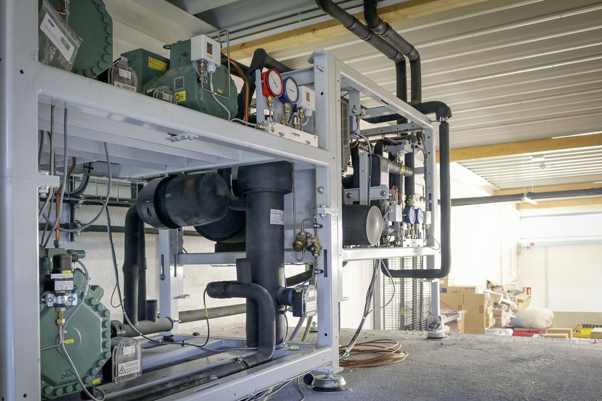 Der Roxstacube mini wurde platzsparend auf einem Zwischendeck im Lager eingebracht, was durch den teilbaren Rahmen der Maschine ideal gelöst wurde.