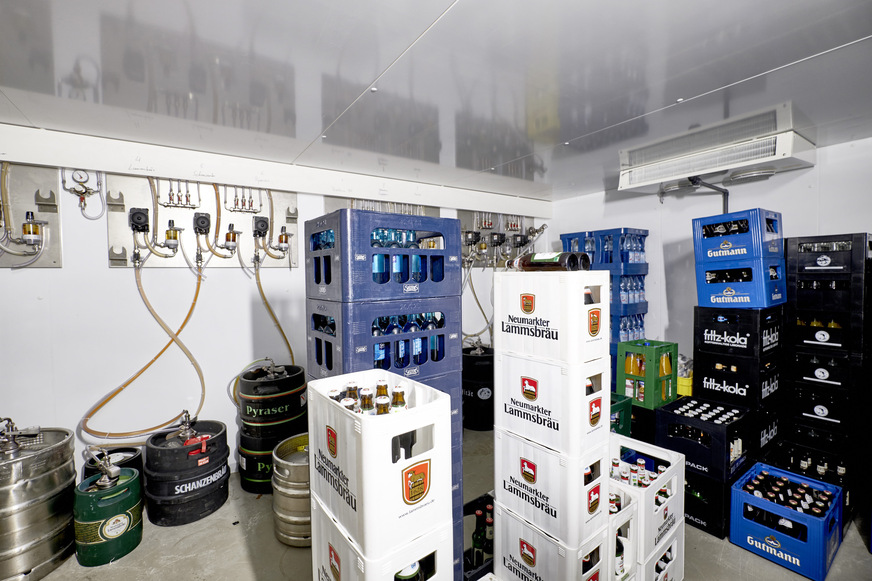 Die in der Getränkekühlzelle gelagerten Bierfässer sind direkt an die Zapfhähne an der Bar und im Saal angeschlossen.