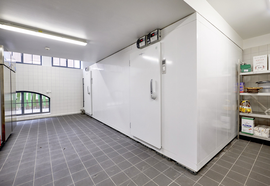 In der Küche des Humbser und Freunde sorgt eine Kühl- und Tiefkühl-Kombizelle TectoCell Standard Plus 100 mit einer Wandstärke von 100 mm für die Kühlung der Lebensmittel.