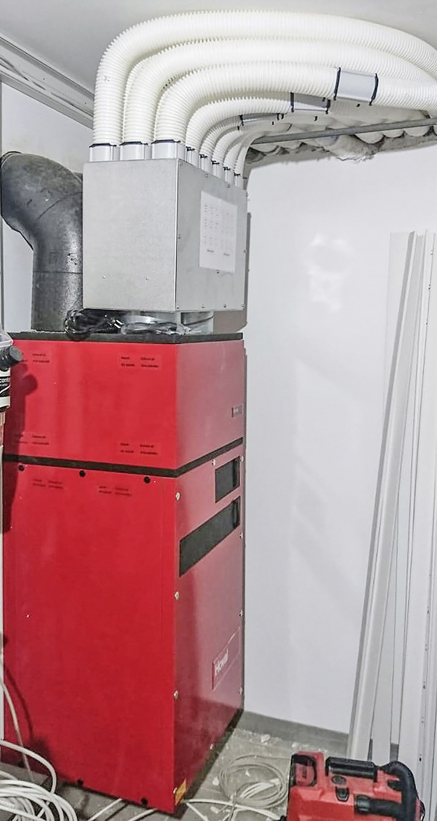 Wohnungslüftungsgerät für die Inneninstallation mit aufgesetzter Schalldämmbox und Luftverteiler.