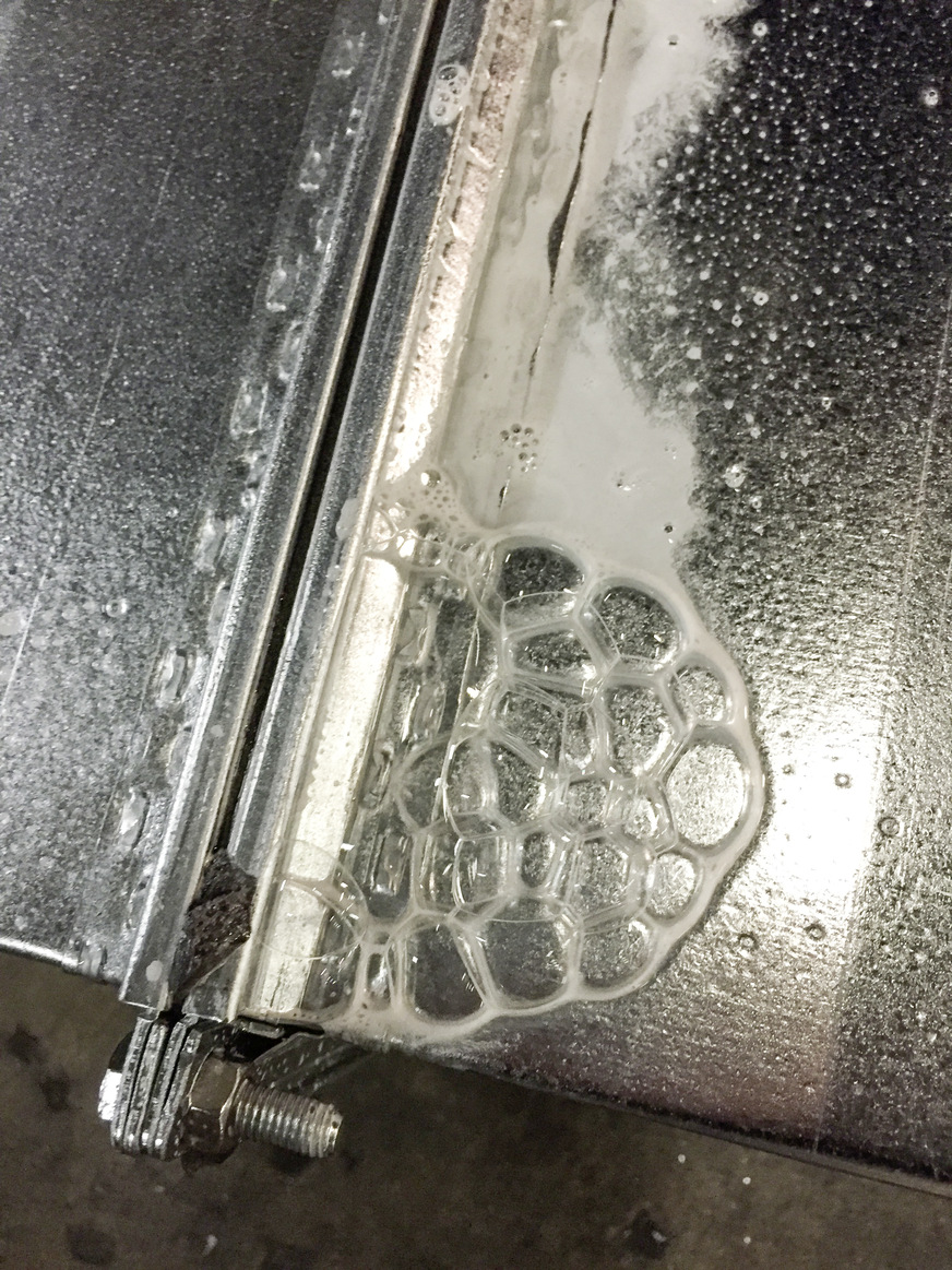 Mit einer visuellen Dichtheitsprüfung lassen sich (nicht offensichtliche) Leckagen mit Hilfe von Sprühnebel oder einer Seifenlauge identifizieren, da sich an undichten Stellen Blasen bilden. Typische Fehlerstellen für Undichtigkeiten sind Kanten und Falze sowie Verbundstellen.