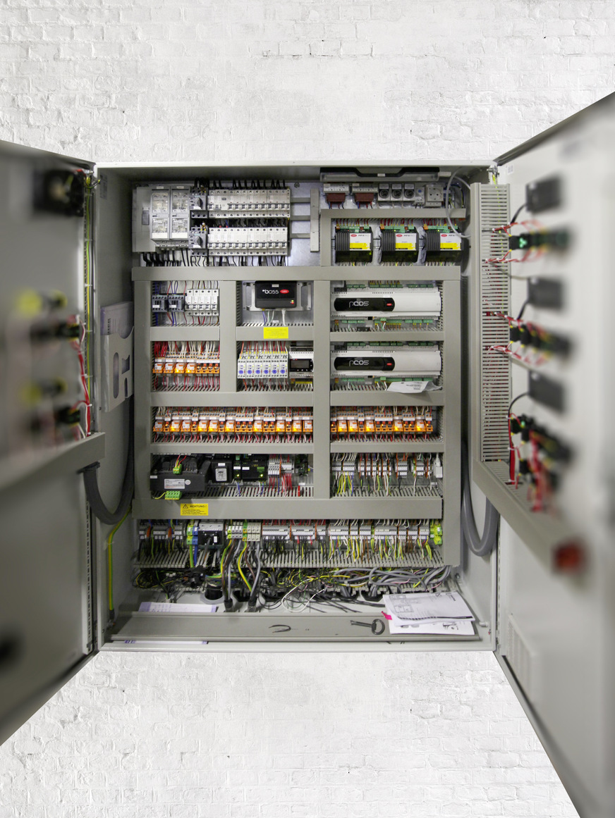 Der von Fischer gelieferte Schaltschrank mit Carel pCO Regeltechnik und Carel Boss Monitoring System