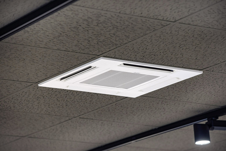 Der Betrieb erfolgt im Umluftverfahren, das heißt, die Raumluft wird von den Innengeräten angesaugt, über einen Wärmetauscher geleitet und frisch konditioniert wieder in den Verkaufsraum eingeblasen.