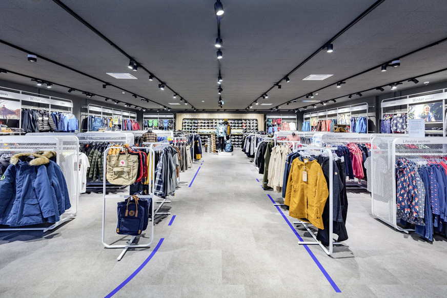 Die Versorgung im Gebäude erfolgt über 14 Innengeräte als Deckenkassetten im klassischen Eurorastermaß. Dabei bilden acht bzw. sechs Innengeräte jeweils einen Kältekreislauf.