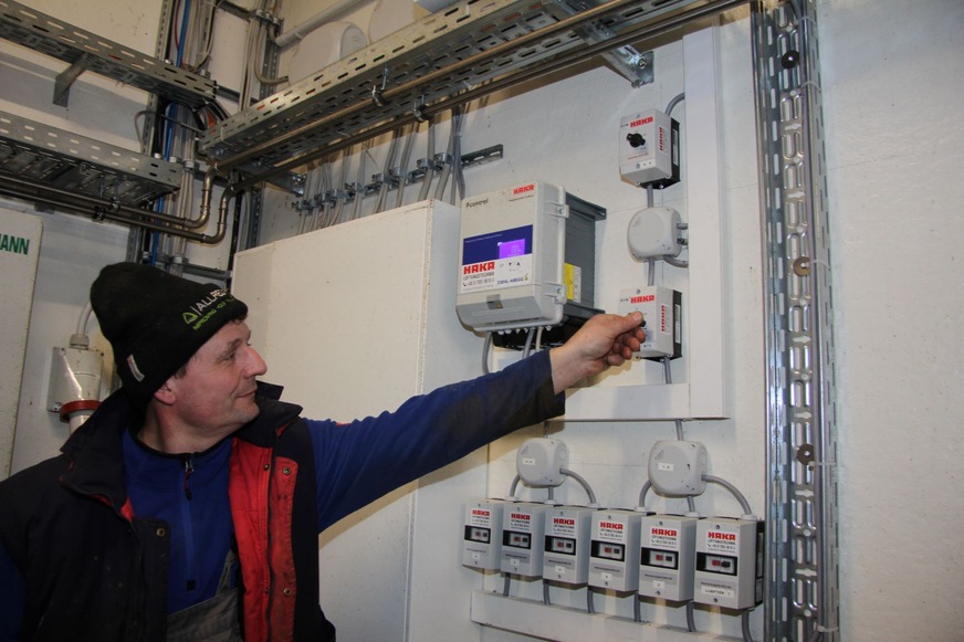 Dieter Bosch zeigt seine vorbildliche Steuerungszentrale im Tierstall in Aalen-Weidenfeld.