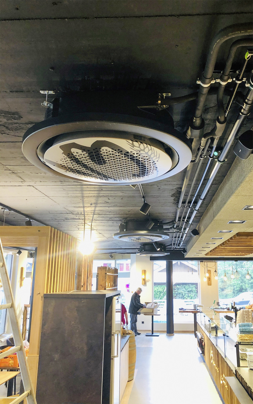 Passend zur Decke. Die Sichtmontage im Industriestil erfolgte bis zur Montageschiene komplett in schwarz.