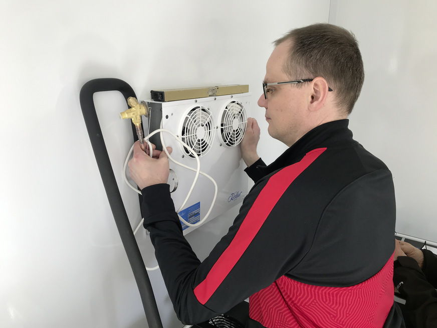 Andreas beschäftigt sich mit seinen eigenen Produkten.