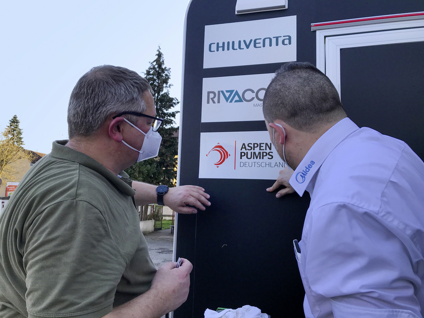 Thomas und Daniel von Midea kümmern sich um die Logos auf den Seiten.