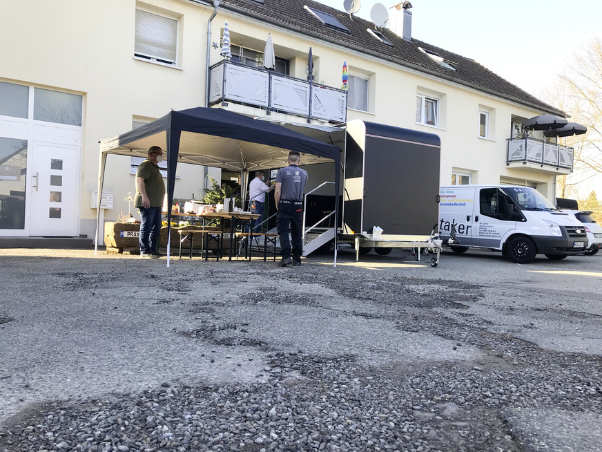 Gemütliche Arbeitsatmosphäre bei rund 24 Grad Außentemperatur.