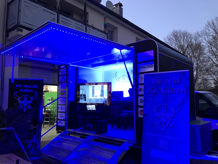 In blaues Licht getaucht