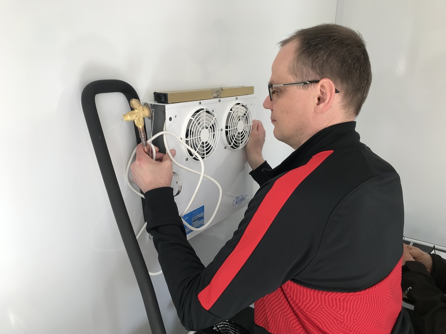 Andreas beschäftigt sich mit seinen eigenen Produkten.