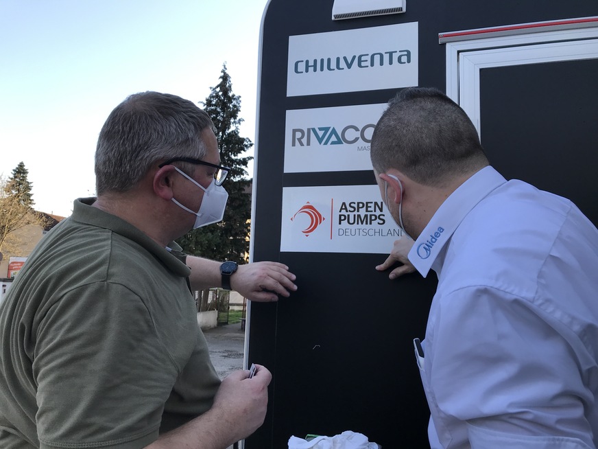 Thomas und Daniel von Midea kümmern sich um die Logos auf den Seiten.