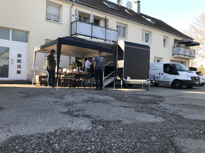 Gemütliche Arbeitsatmosphäre bei rund 24 Grad Außentemperatur.