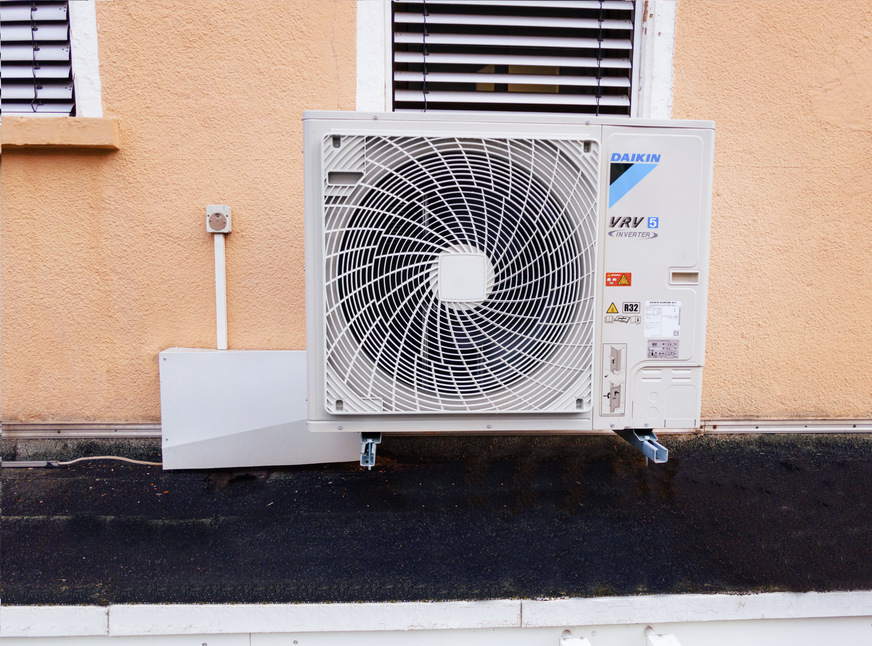 Das VRV System von Daikin zeichnet sich nicht nur durch sein dezentes und platzsparendes Design aus, sondern vor allem durch sein bereits ab Werk integriertes R 32 Sicherheitssystem.