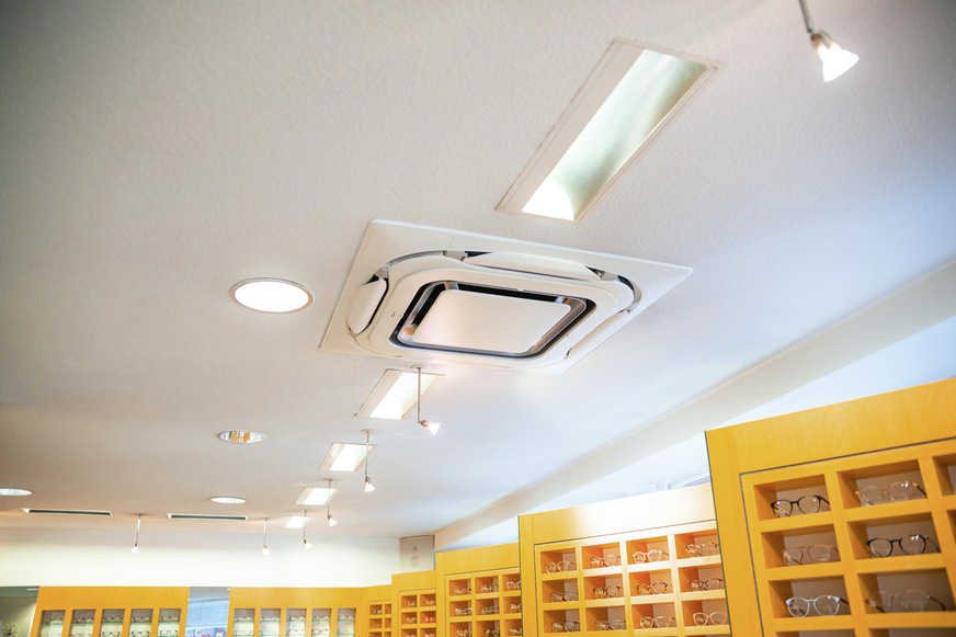 Der Verkaufsraum wird mit zwei Roundflow-Zwischendeckengeräten von Daikin klimatisiert.