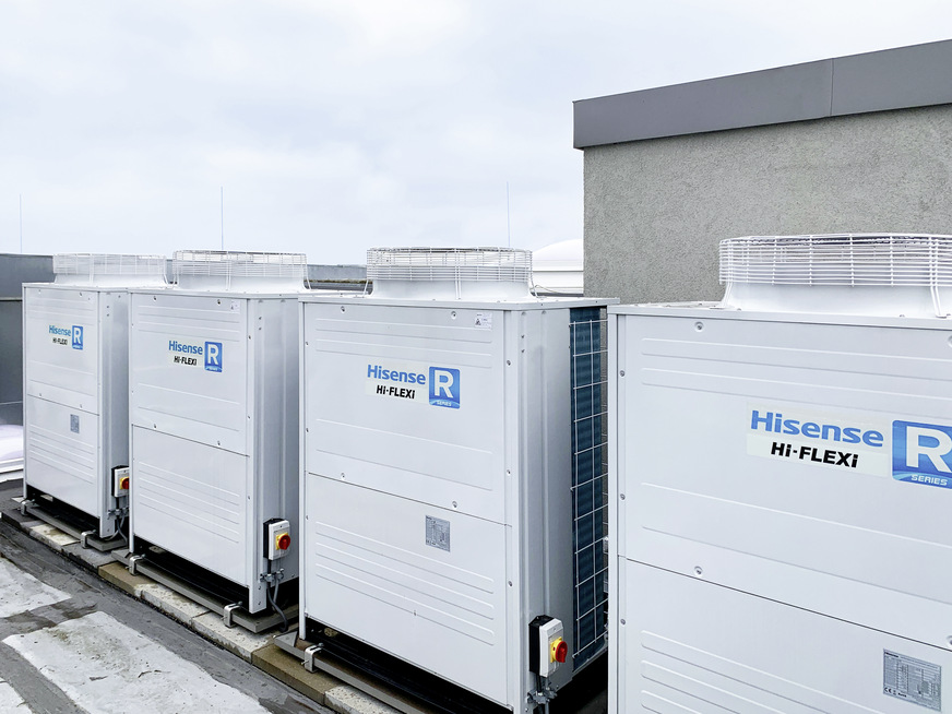 Die auf dem Gebäudedach montierten Hisense VRF-Außeneinheiten