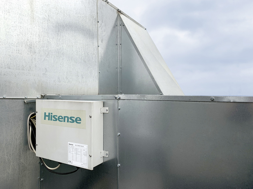 Die von außen an den Lüftungsanlagen montierte Steuereinheiten für externe Wärmeübertrager