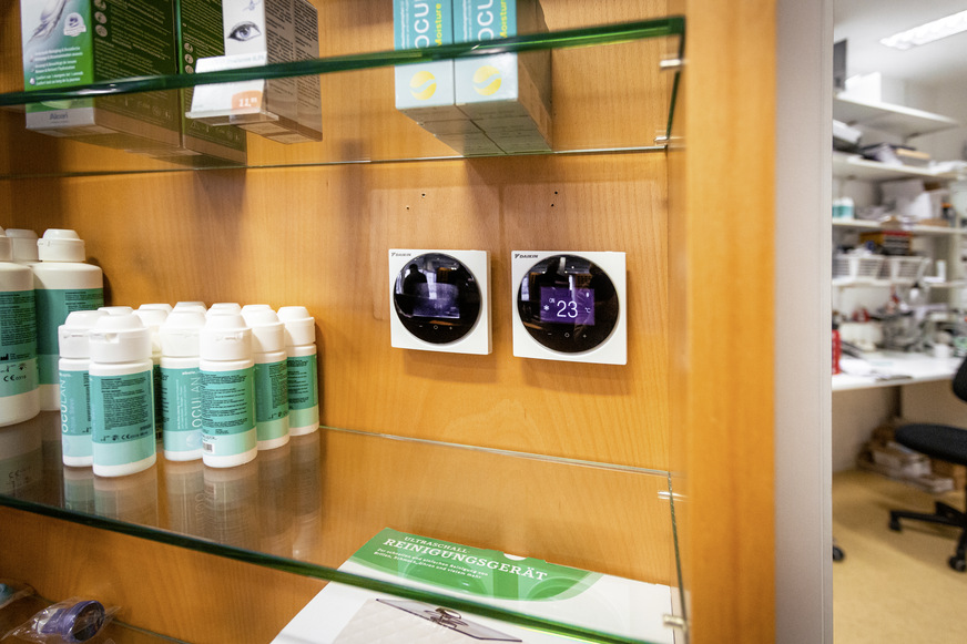 Geregelt wird die VRV 5 S über die Madoka Kabelfern­bedienung von Daikin, über die auch das Alarmsystem des R 32-Sicherheitssystem akustisch und visuell ausgelöst wird.