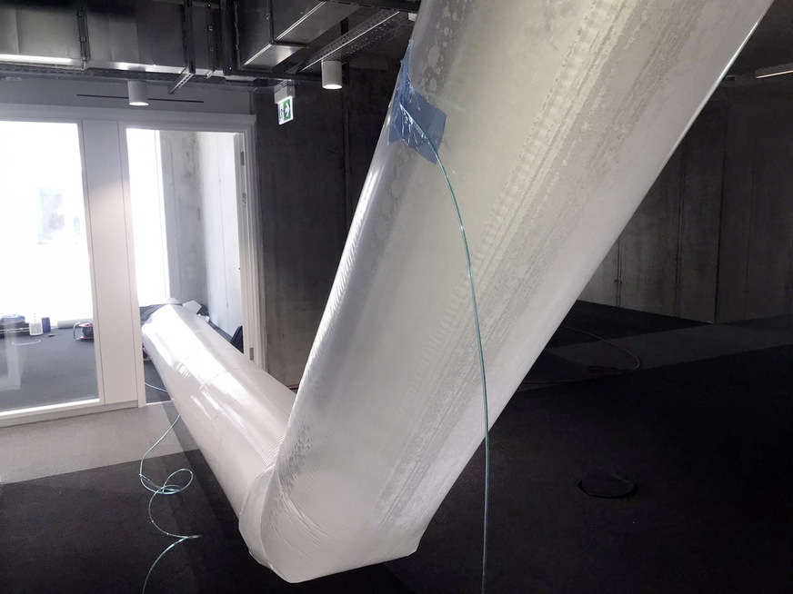 Das Einleiten des feinst zerstäubten Dichtstoffs erfolgt über einen Folienschlauch, der das Abdichtungsgerät über einen Anschlusspunkt im Dachbereich mit dem gesamten abzudichtenden Luftleitungssystem verbindet.