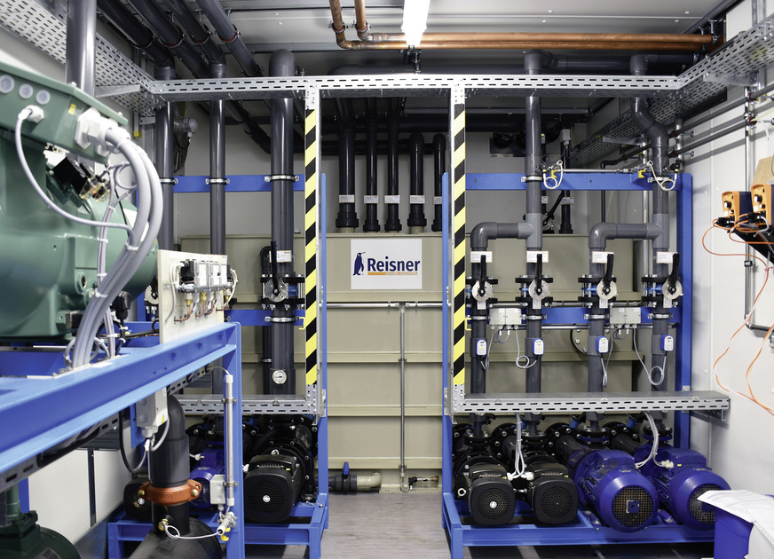 Sogar der maßgefertigte Tank und die Pumpen sind in den extra großen Container integriert. Damit ist die Kältetechnik bei Bedarf mobil.