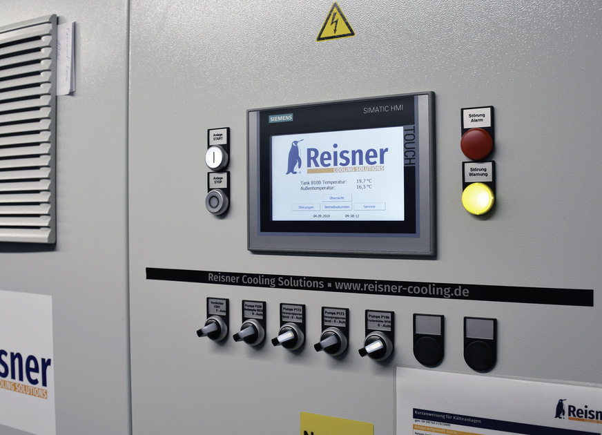 Die Siemens-Steuerung mit dem übersichtlichen Touchpanel ist das Gehirn des Kältesystems. Sie wurde speziell für das Projekt programmiert.