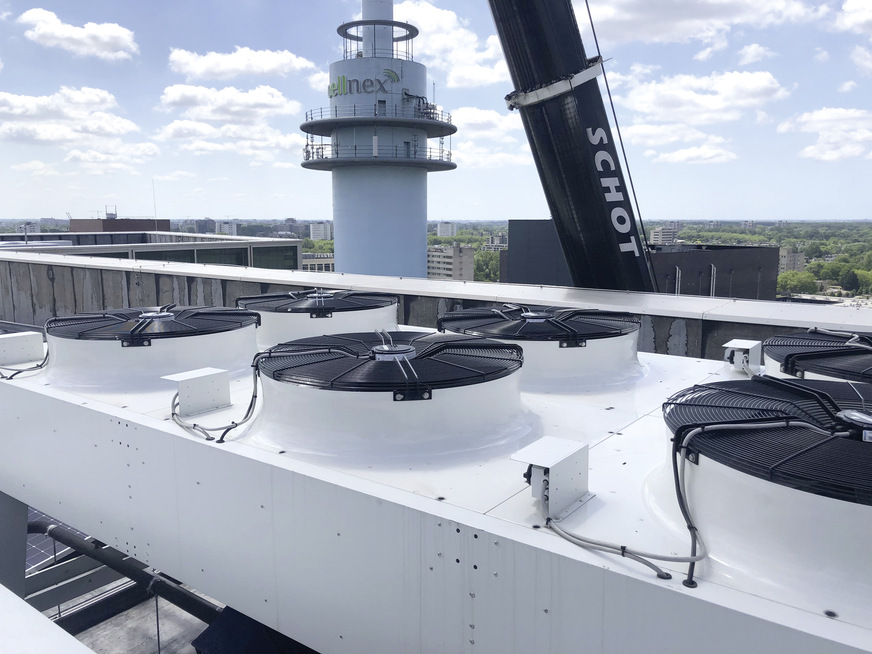 Der Gaskühler der CO2-Verbundanlage in Amsterdam steht auf dem 50 Meter hohen Dach.