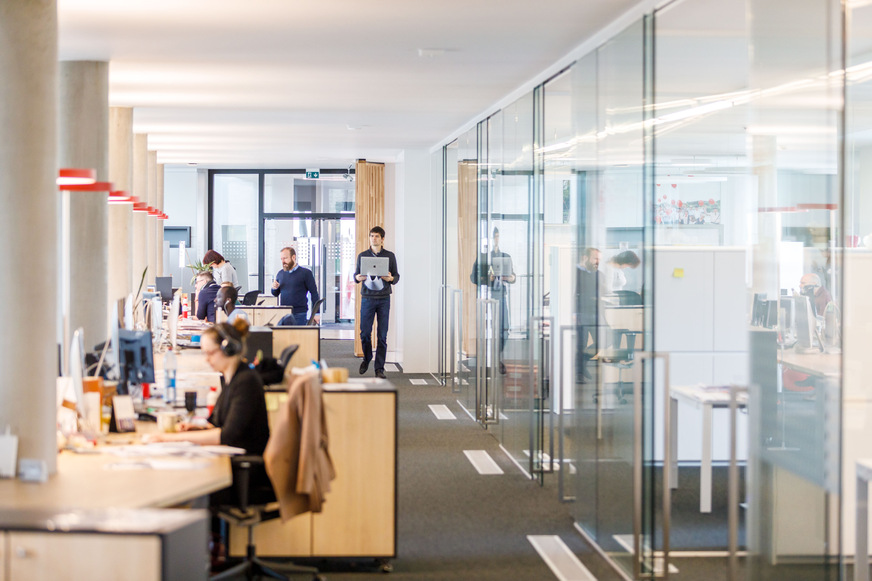 Die Technik ist so ausgelegt, dass das Großraumbüro jederzeit einfach durch Glaswände in kleinere Raumeinheiten unterteilt werden kann.