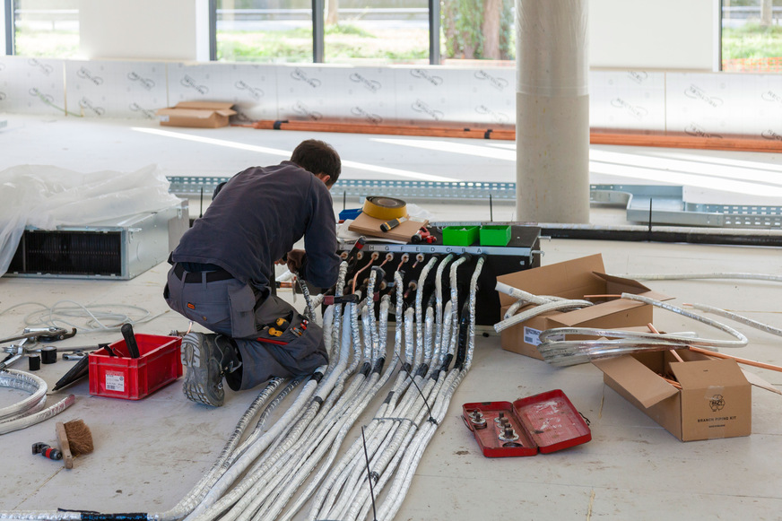 Eine Installation der technischen Infrastruktur im Zwischenboden ermöglicht eine schnellere Montage in einer für den Monteur ergonomisch angenehmen Haltung.