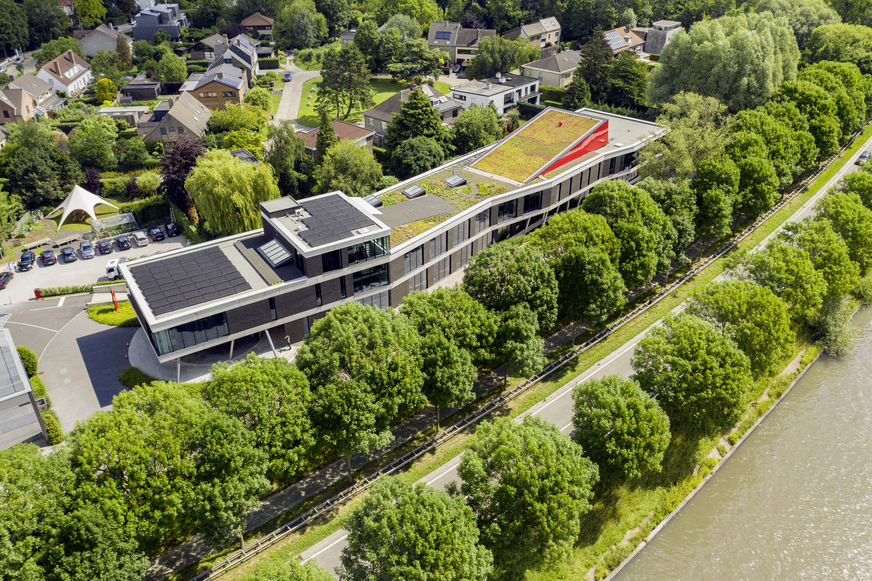 Durch die Bepflanzung des Daches werden der Wärmeverlust im Winter und der Sonnenenergieeintrag im Sommer reduziert.