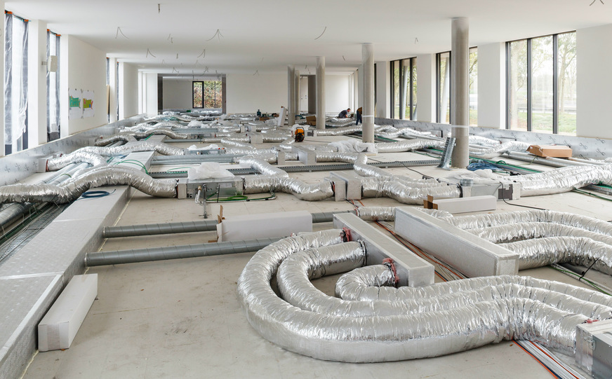 Eine Besonderheit des Gebäudes ist die Installation der gesamten technischen Infrastruktur im Zwischenboden, da der Gebäudeeigentümer aus ästhetischen Gründen keine Zwischendecke wollte.