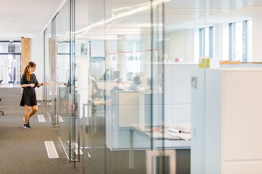 In den Büroräumen bei Claerhout findet der Luftaustausch durch Schlitze im Boden statt. Die Schlitze für den Lufteinlass befinden sich am Boden im Rauminneren, an den Fenstern befinden sich die Schlitze für den Luftauslass.