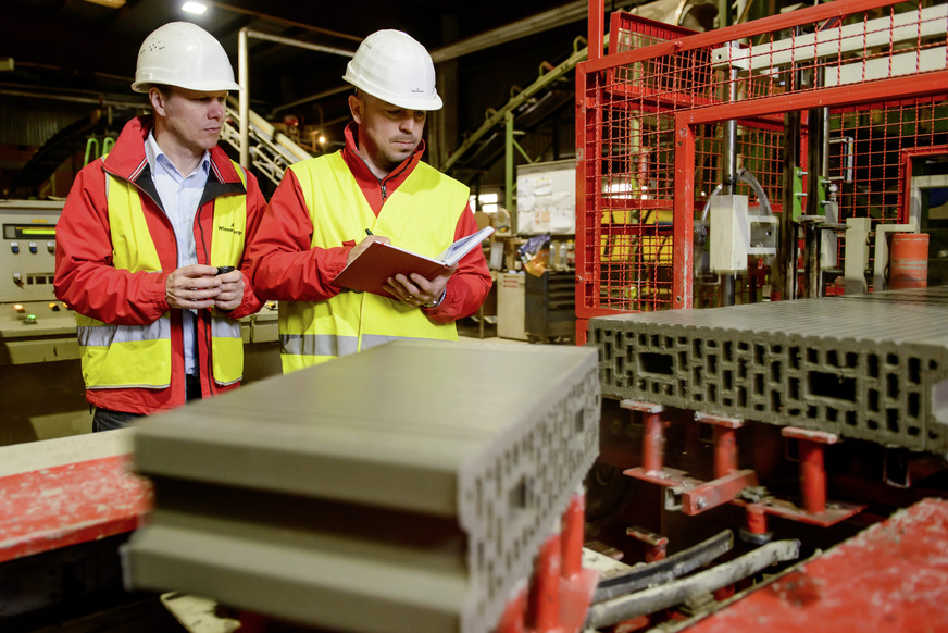 Bild 6: Für 400 Tagestonnen Ziegel müssen ca. 80 t Wasser aus den Förmlingen ausgetrieben und verdampft werden. Dazu sind bei konventionellem Trocknungsverfahren rund 9000 m³ Erdgas/Tag notwendig. Durch den Einsatz von Wärmepumpen könnten bis zu 80 Prozent Energie eingespart werden.