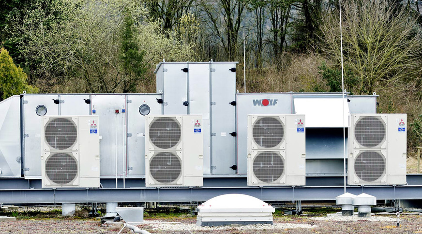 Zur Konditionierung der Außenluft bei einem Zentrallüftungsgerät können Klima-Außengeräte mit einer Kaskadierung der Außeneinheiten (hier vier) eingesetzt werden.