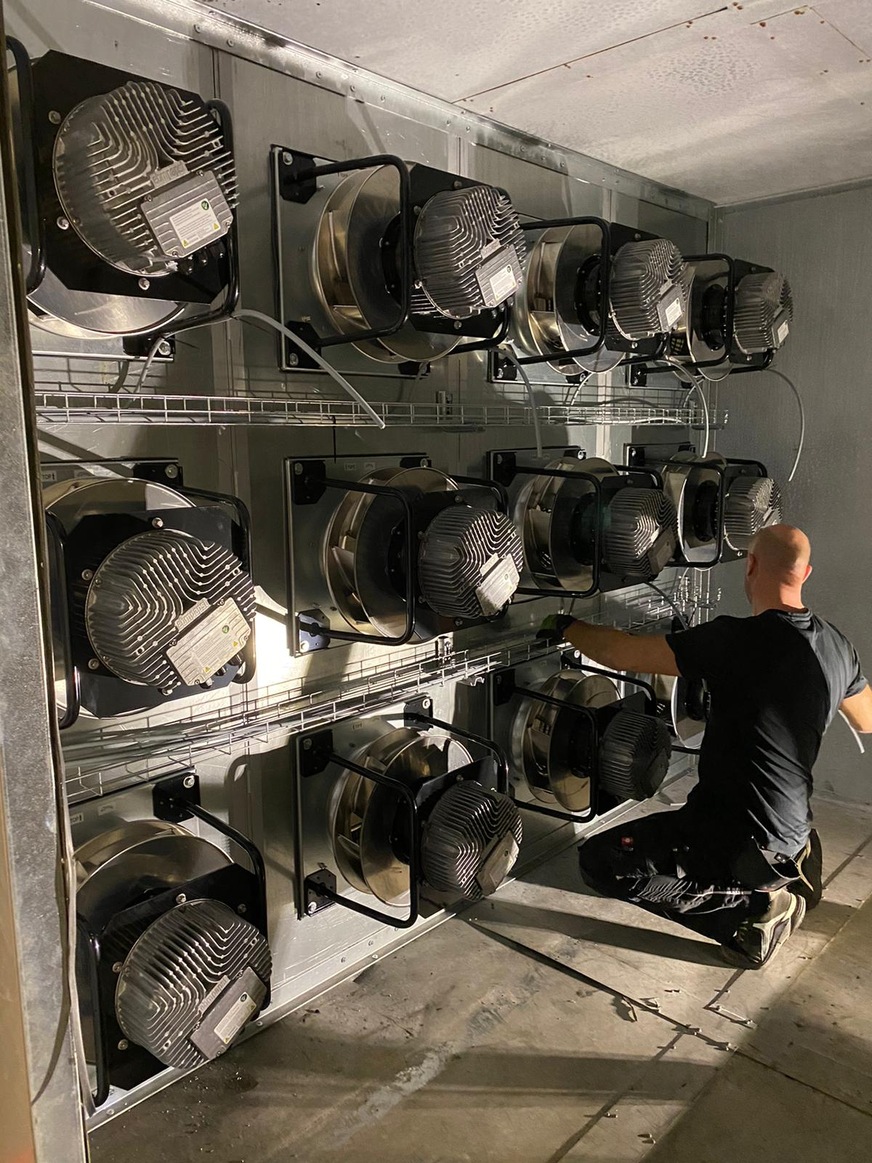 Im Automobilmuseum ZeitHaus reiht sich Fahrzeug an Fahrzeug. Die neue Lüftungsanlage tut es ihm nach einem Retrofit gleich: In einem FanGrid reiht sich RadiPac an RadiPac – und spart 25 % Energie ein.